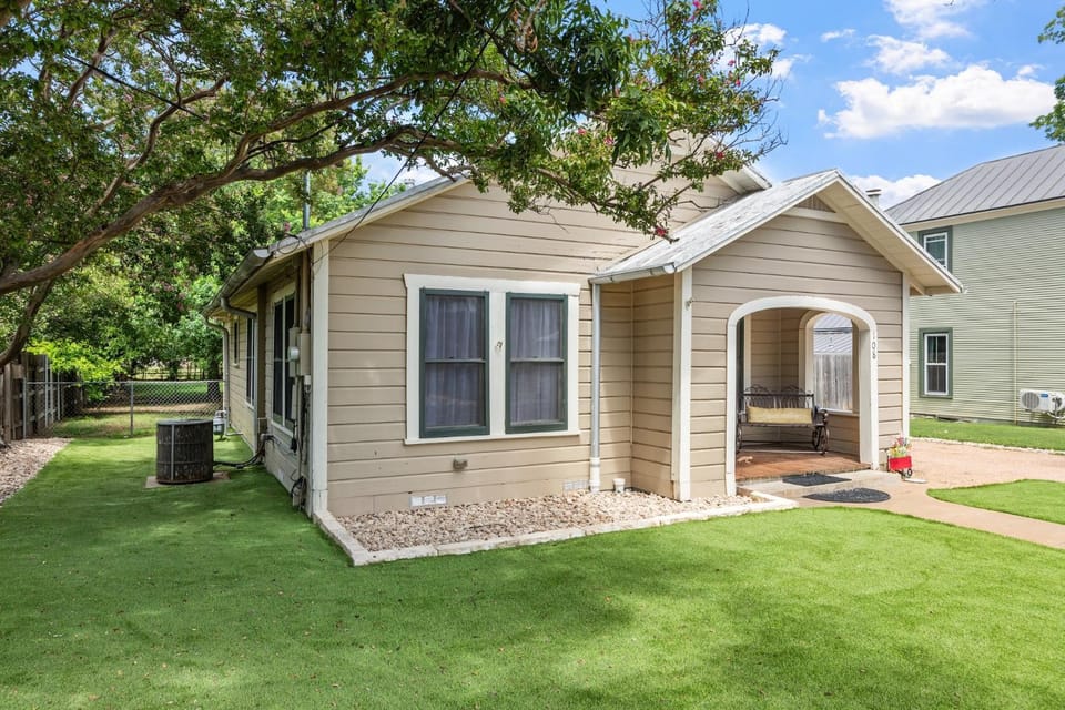 Deanies Cottage House in Fredericksburg