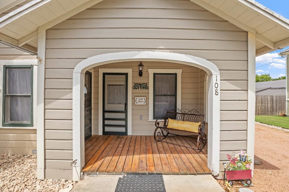 Deanies Cottage House in Fredericksburg