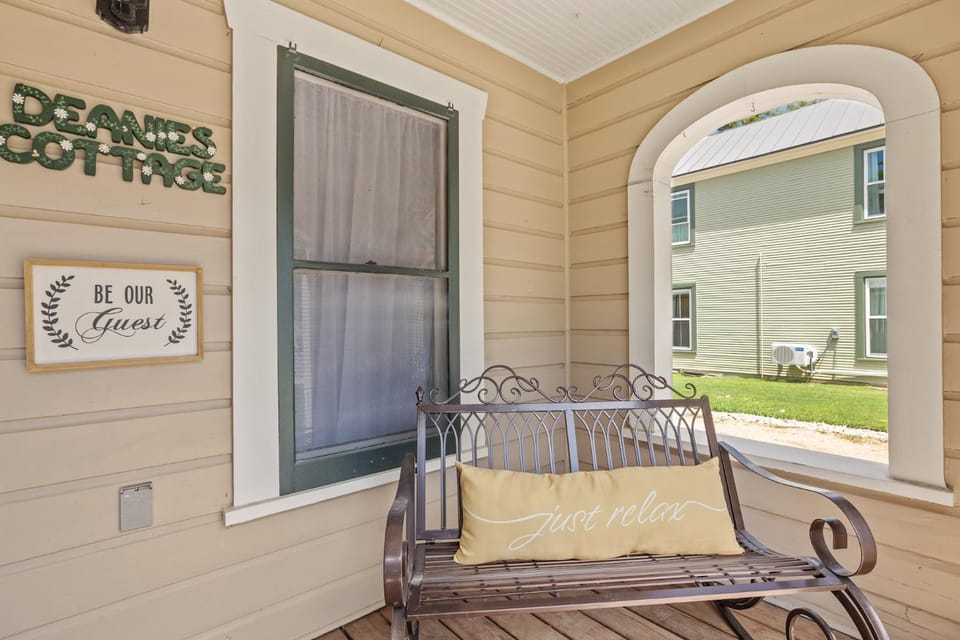 Deanies Cottage House in Fredericksburg