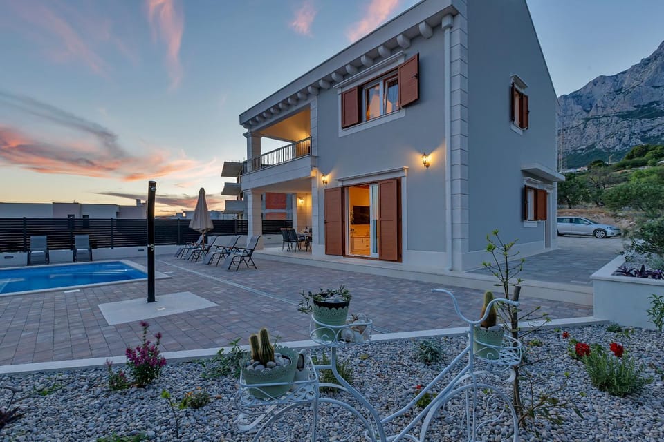 Property building, Swimming pool