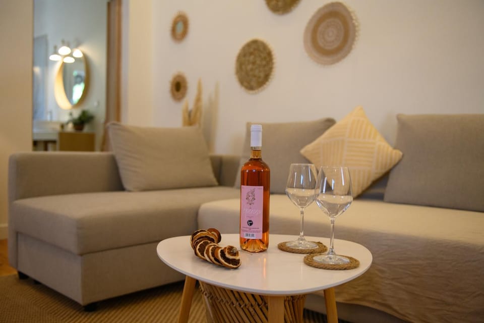 Living room, Seating area, Drinks