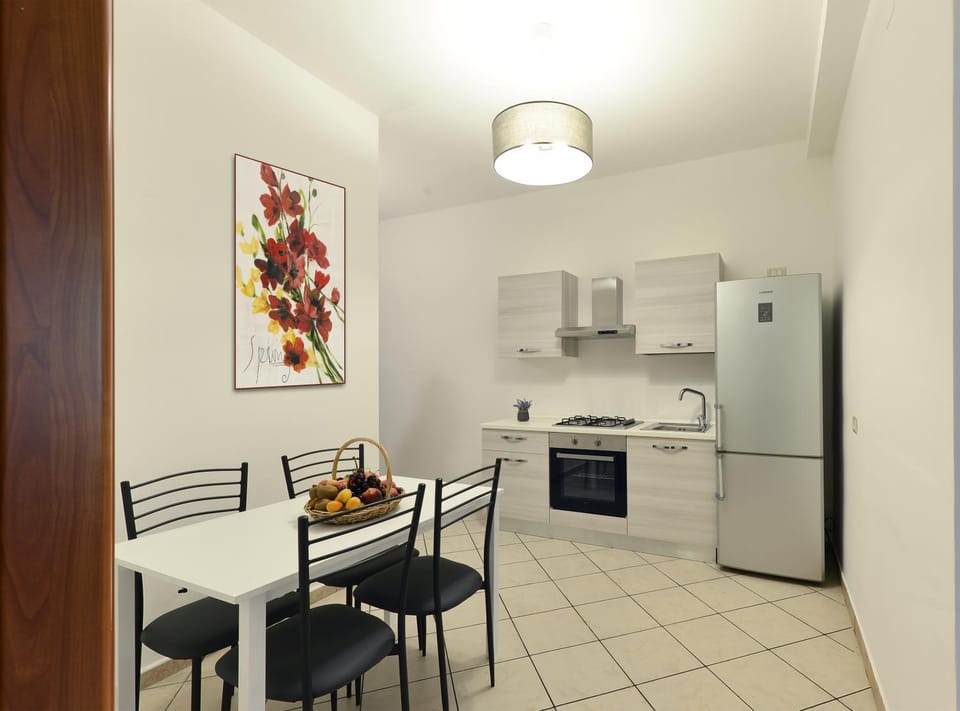 Kitchen or kitchenette, Dining area, Communal kitchen