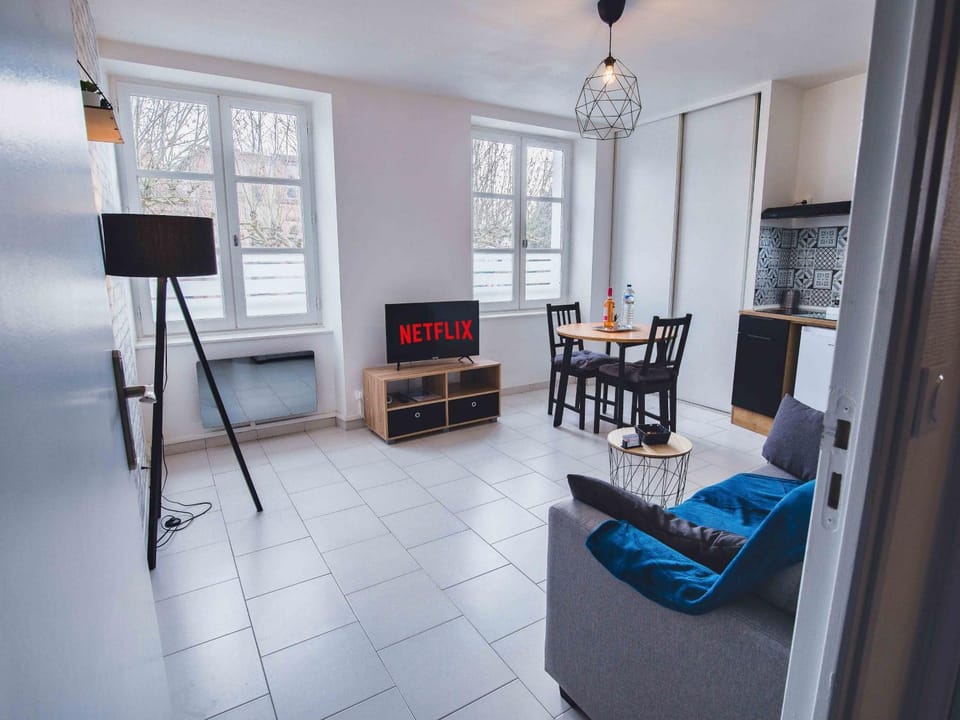 TV and multimedia, Seating area, Dining area