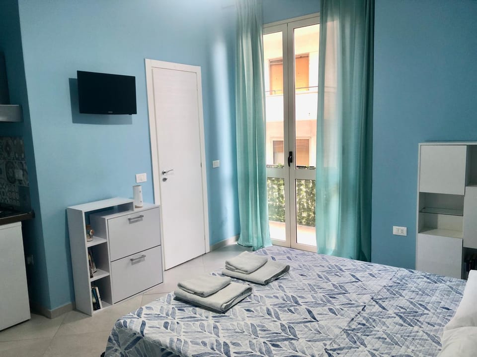 Bed, TV and multimedia, Photo of the whole room, Bedroom