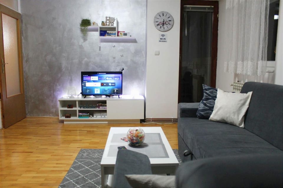 Communal lounge/ TV room, TV and multimedia, Living room, Seating area, Evening entertainment