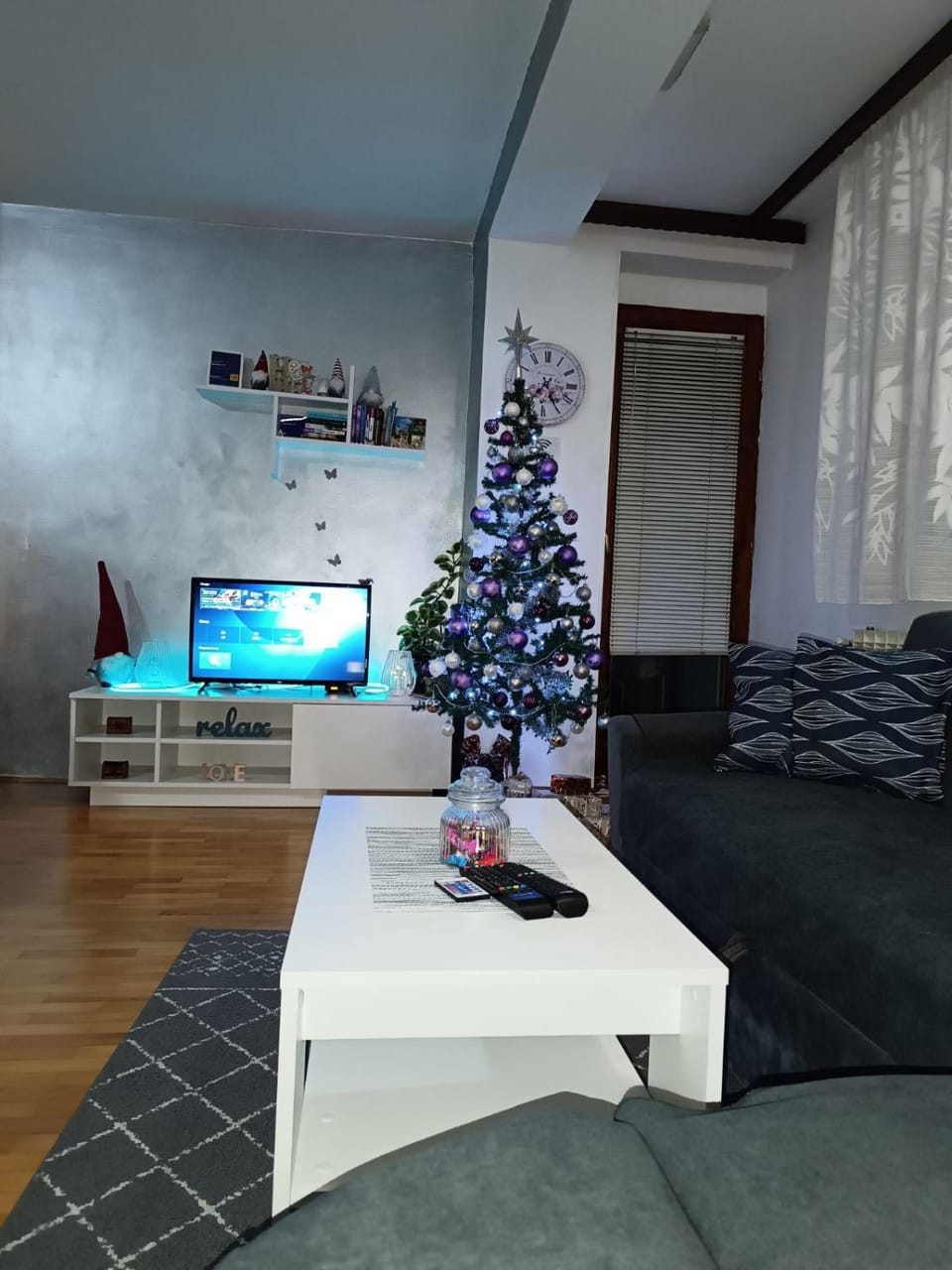 TV and multimedia, Living room, Seating area, Evening entertainment