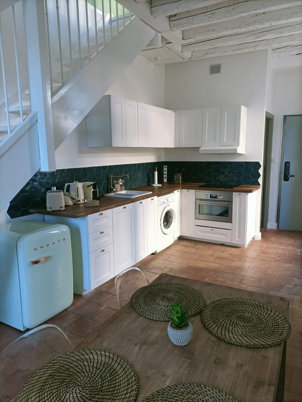 Kitchen or kitchenette, dishwasher, washing machine
