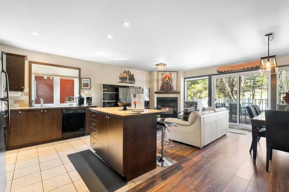 Kitchen or kitchenette, Living room, Seating area, Dining area, oven