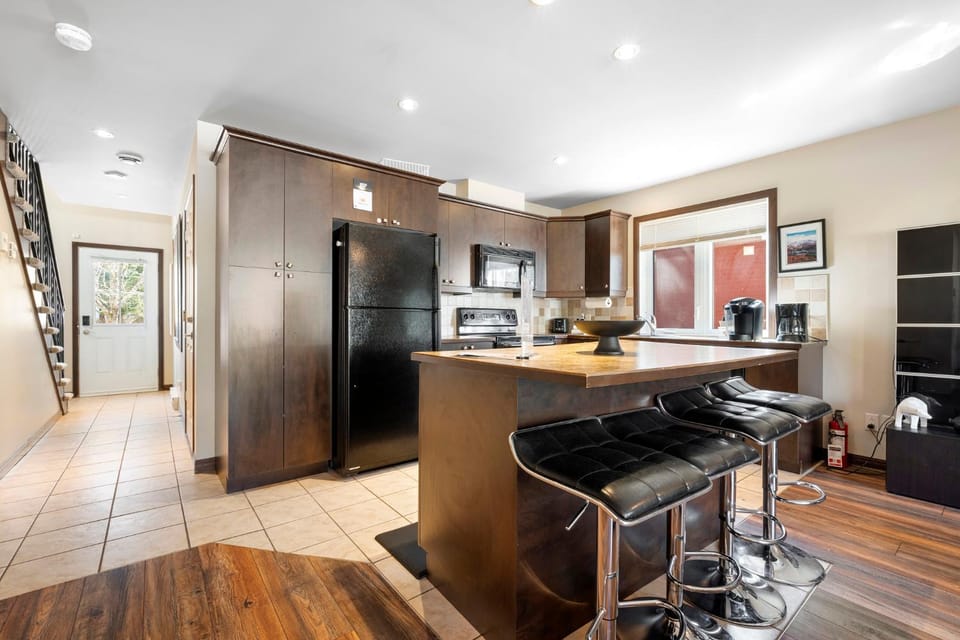 Kitchen or kitchenette, Dining area, oven, stove