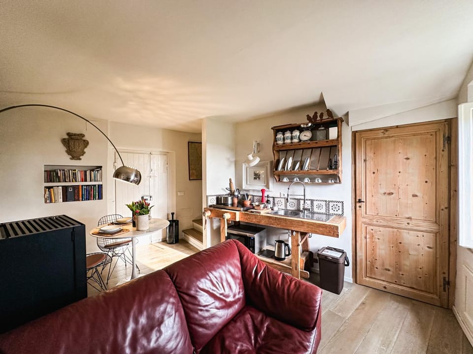 Kitchen or kitchenette, Living room, Seating area, Dining area, pet friendly