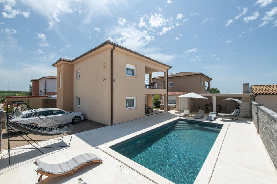 Property building, Day, BBQ facilities, Balcony/Terrace, Pool view, Swimming pool, Parking, sunbed