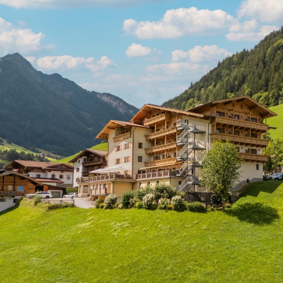 Property building, Spring, Day, Natural landscape, Summer, Autumn, Mountain view
