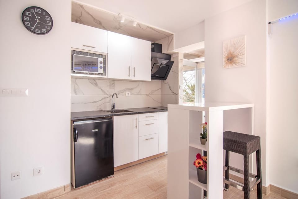 Kitchen or kitchenette, minibar