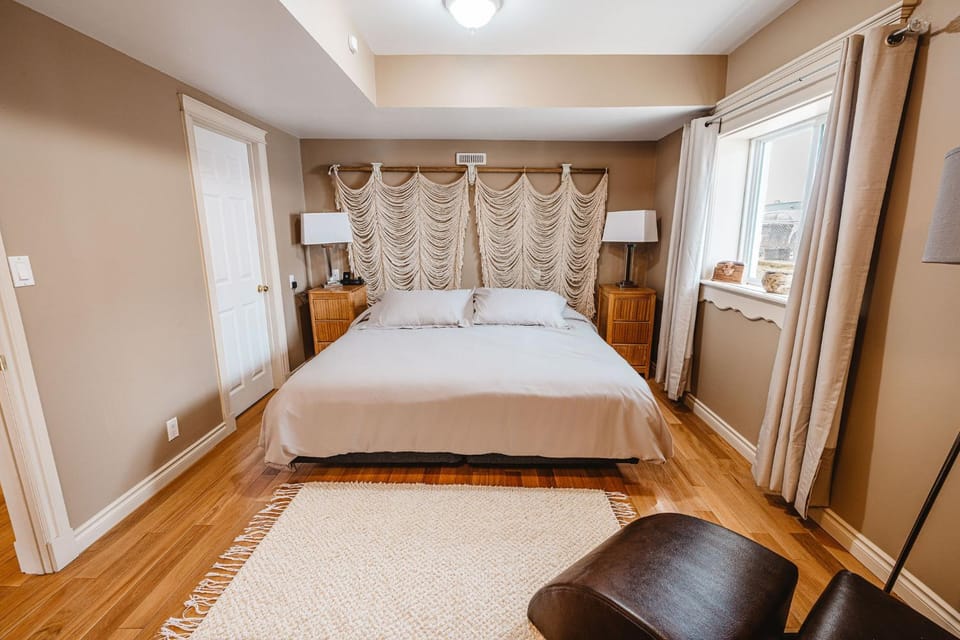The Watermark Suite - Downtown Apartment in Drumheller
