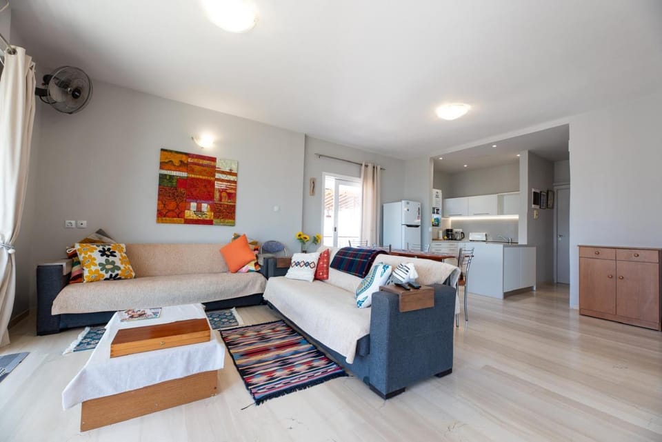 Lavish & Spacious APT with Stunning Seaview, 10 Min ATH Airport Apartment in East Attica Regional Unit, Greece
