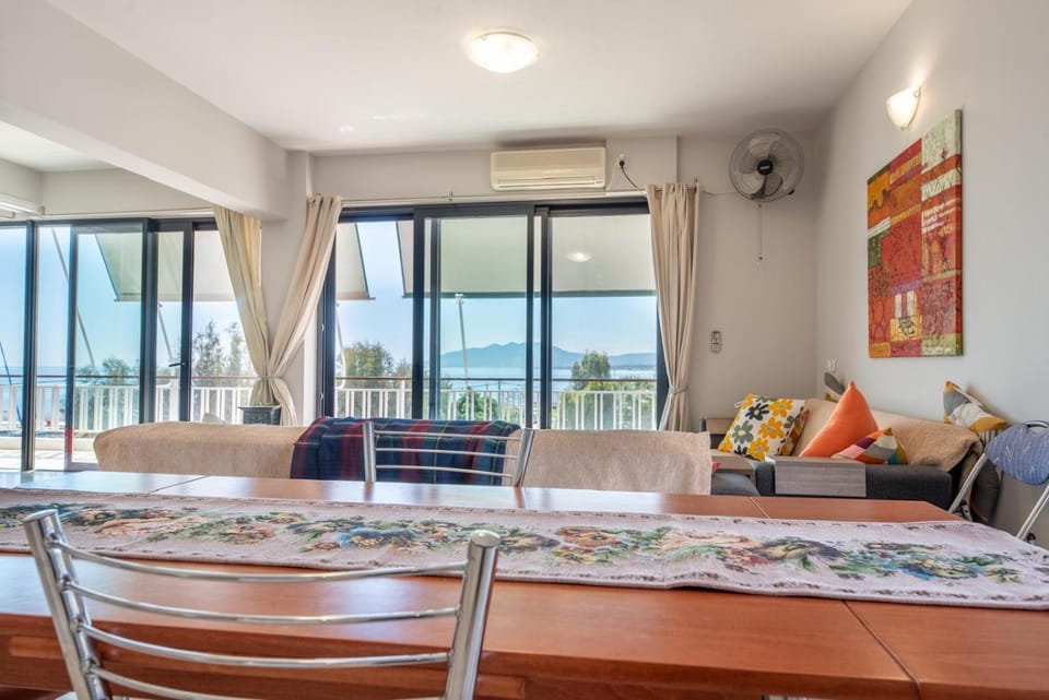 Lavish & Spacious APT with Stunning Seaview, 10 Min ATH Airport Apartment in East Attica Regional Unit, Greece