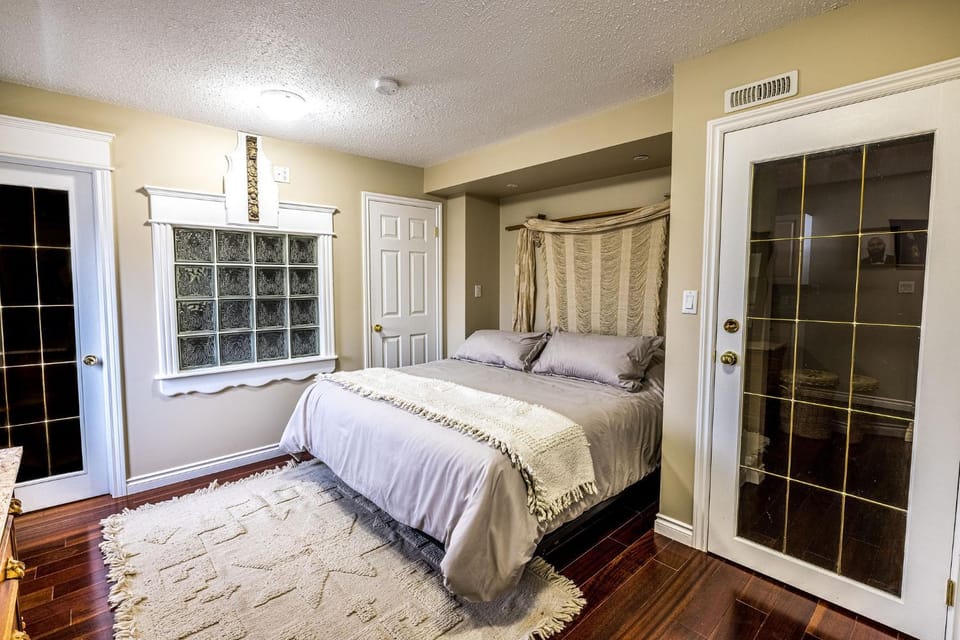 The River Blossom Suite - Downtown Apartment in Drumheller