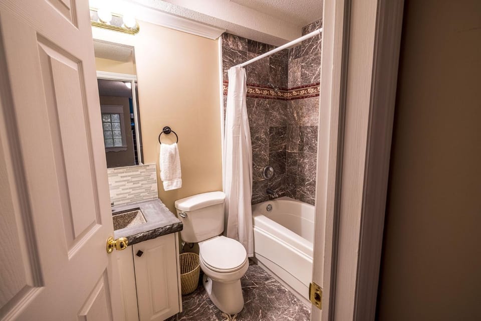 The River Blossom Suite - Downtown Apartment in Drumheller
