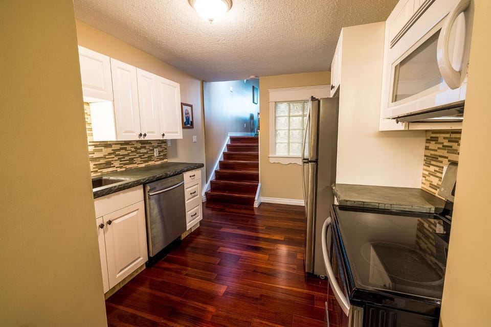 The River Blossom Suite - Downtown Apartment in Drumheller