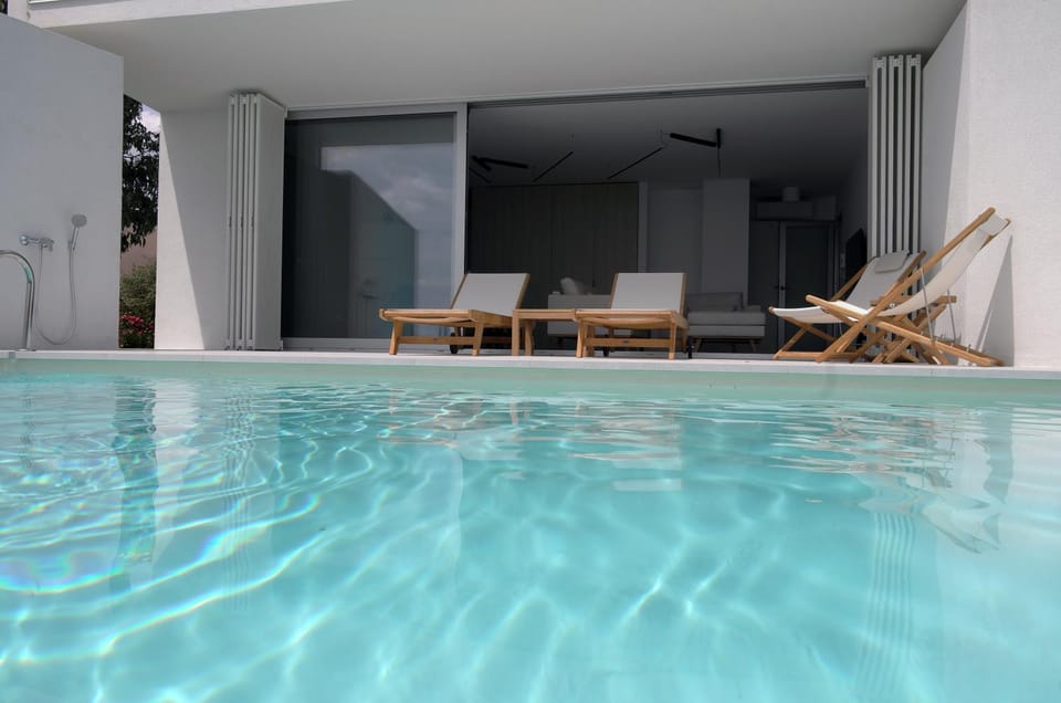 Patio, Swimming pool, sunbed