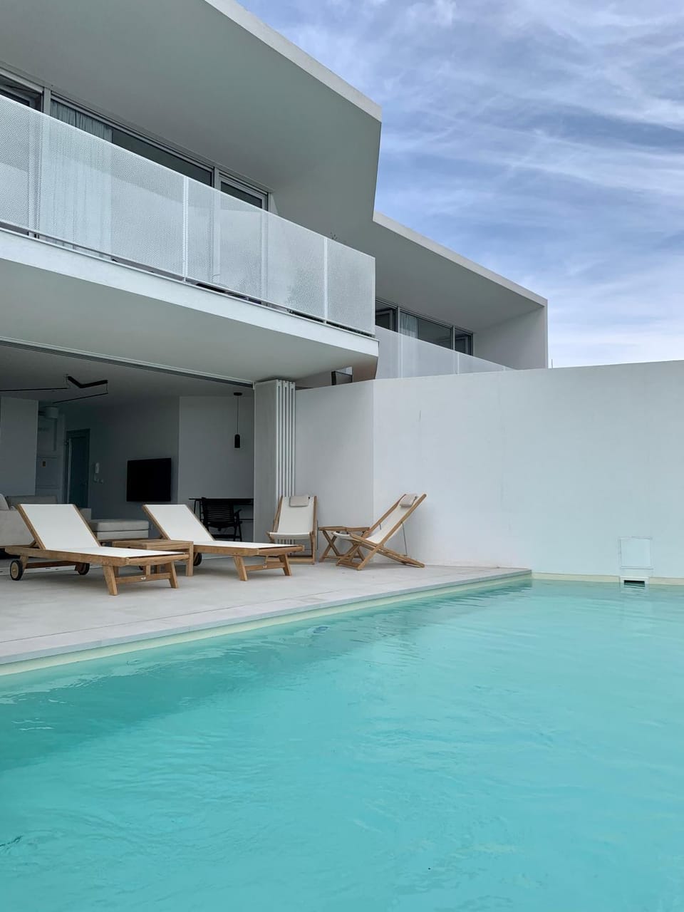 Property building, Patio, Day, Pool view, Swimming pool, sunbed