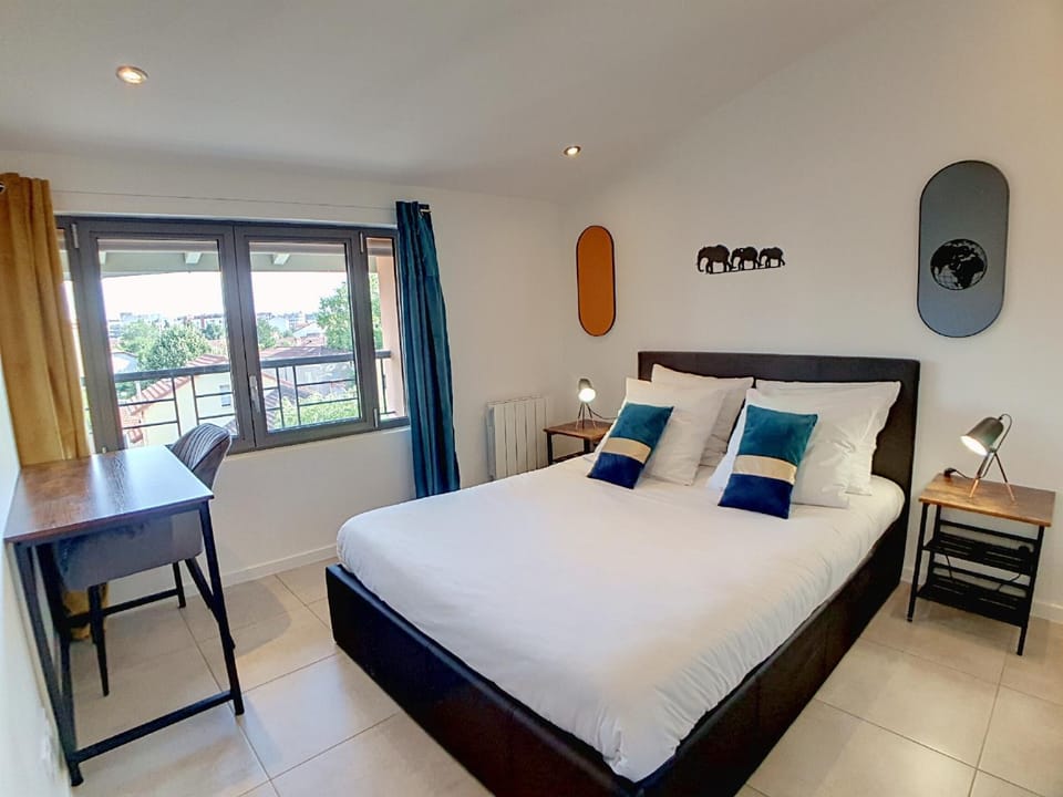 Bed, Photo of the whole room, Bedroom