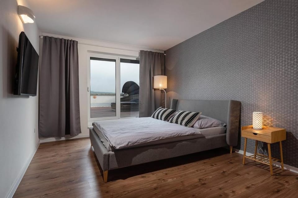 Photo of the whole room, Bedroom