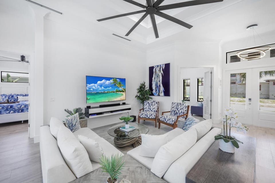 Modern Home with pool and steps to beach, food and fun House in Marco Island