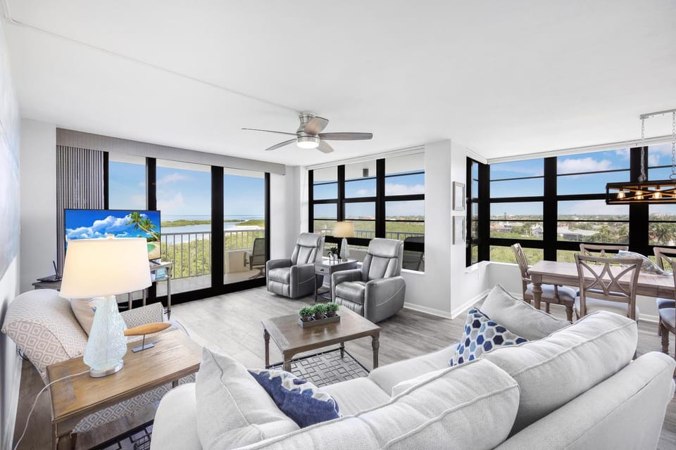Corner beachfront condo with gym, pool and grills House in Marco Island