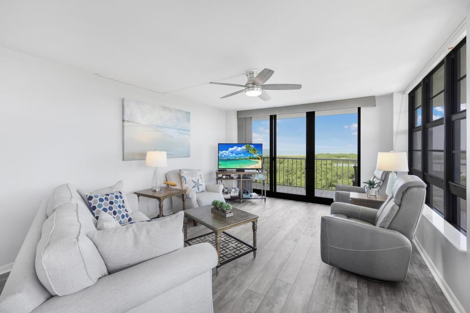 Corner beachfront condo with gym, pool and grills House in Marco Island