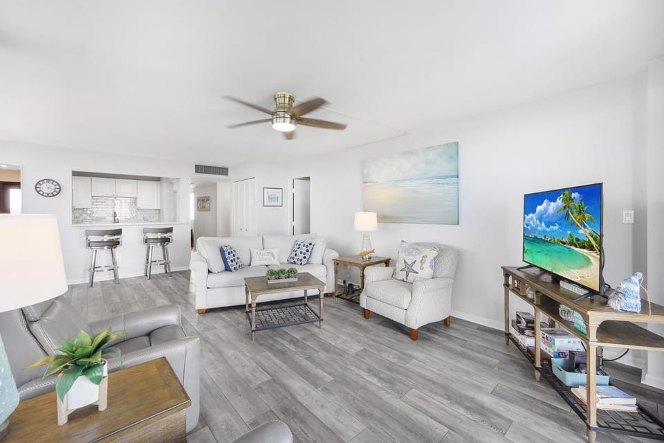 Corner beachfront condo with gym, pool and grills House in Marco Island