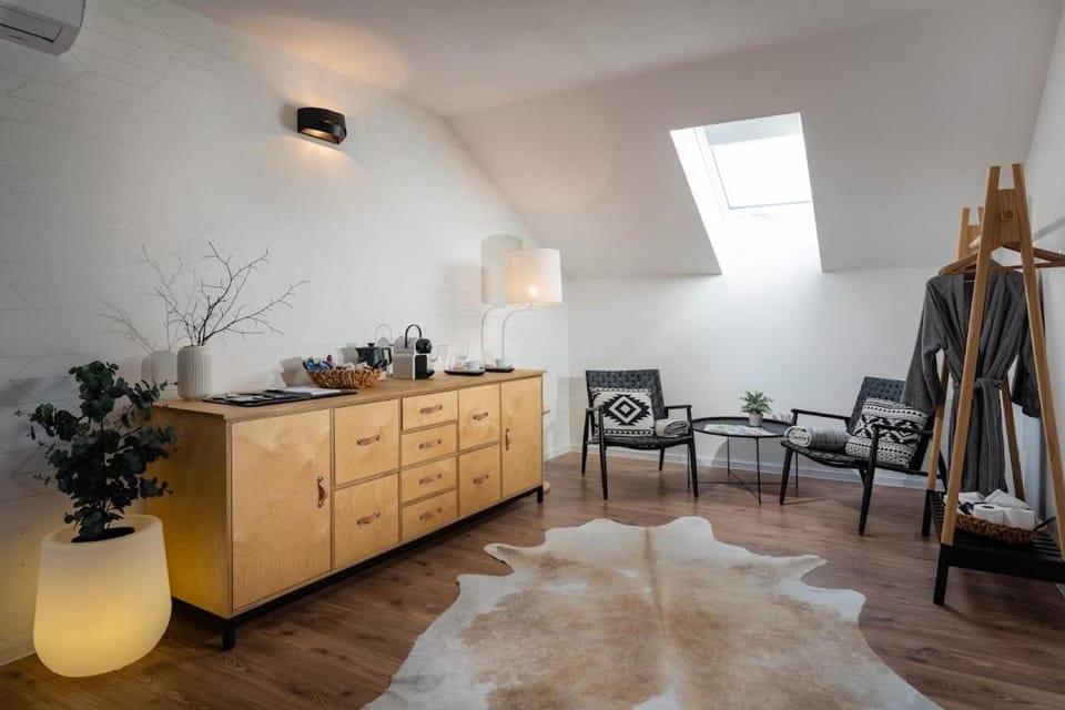 Living room, Seating area, air conditioner