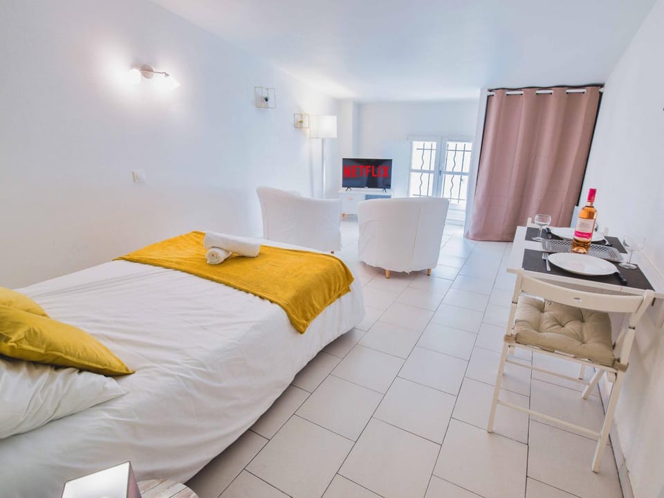 Seating area, Dining area, Bedroom