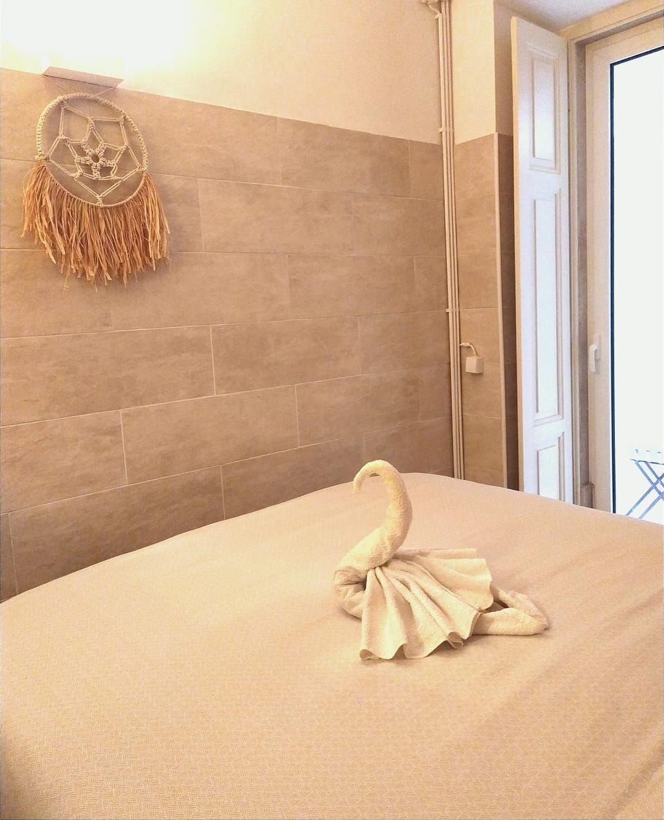 Decorative detail, Bedroom, internet, towels, air conditioner