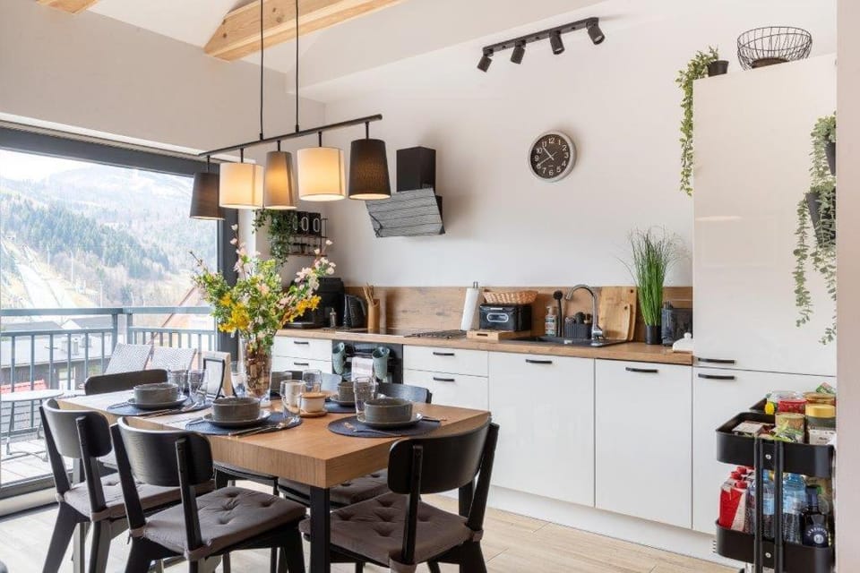 Kitchen or kitchenette, Dining area