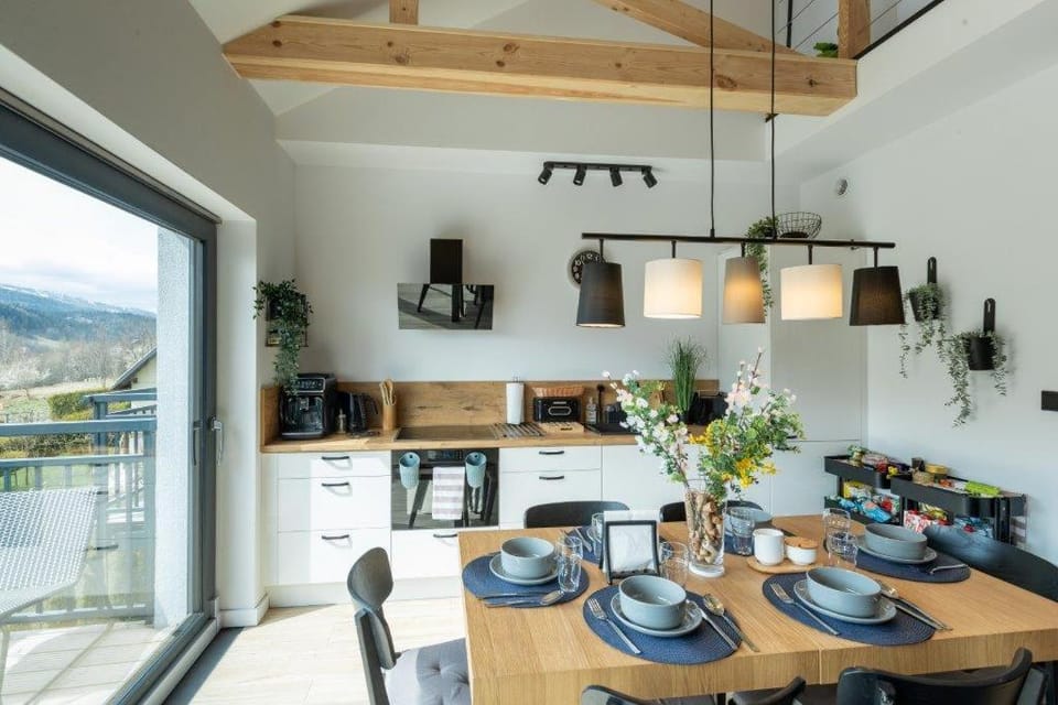 Kitchen or kitchenette, Dining area