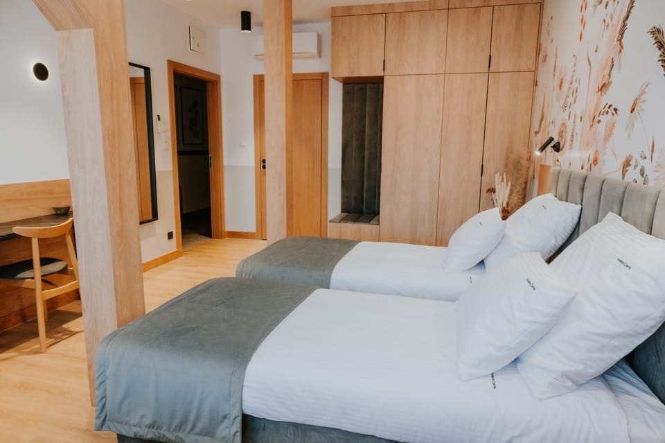 Bed, Photo of the whole room, wardrobe