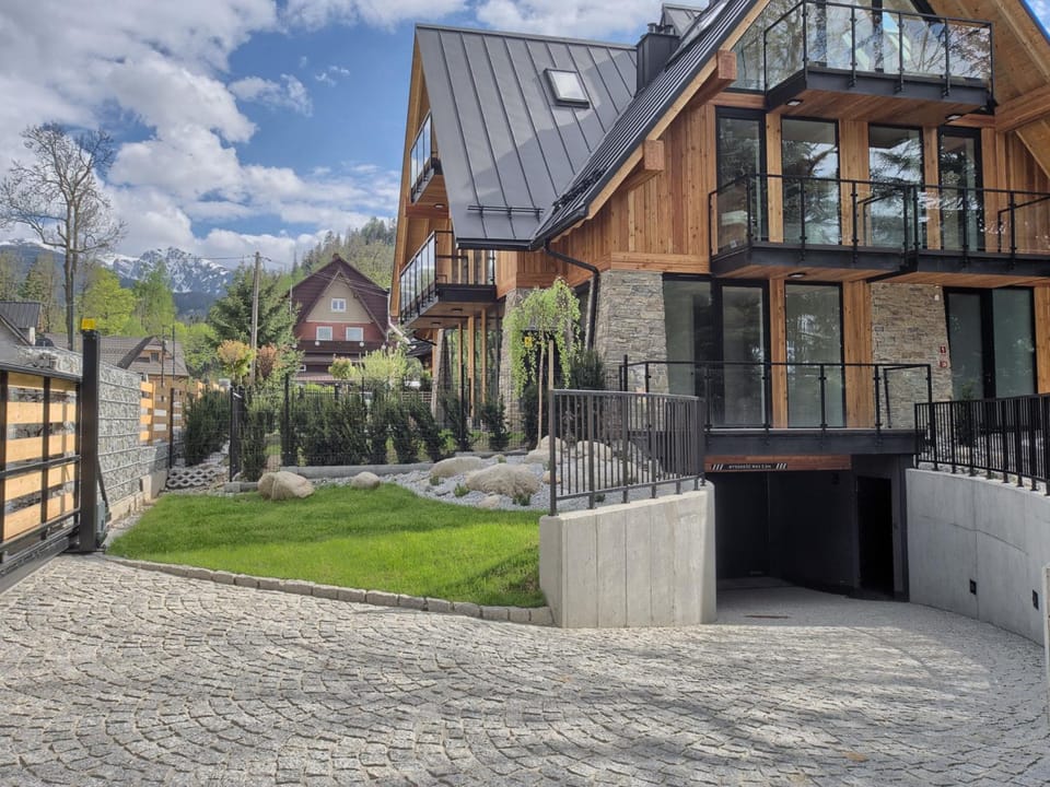 Property building, Spring, Day, Garden
