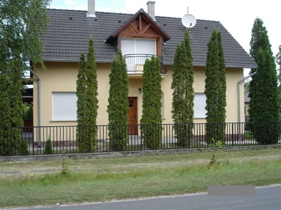 Property building, Garden, Balcony/Terrace