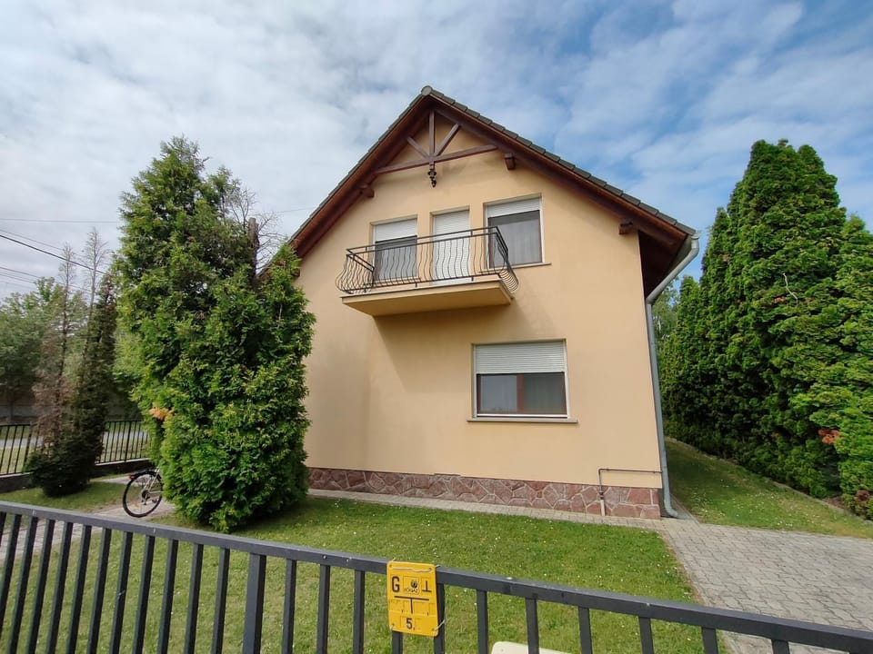 Property building, Garden, Balcony/Terrace
