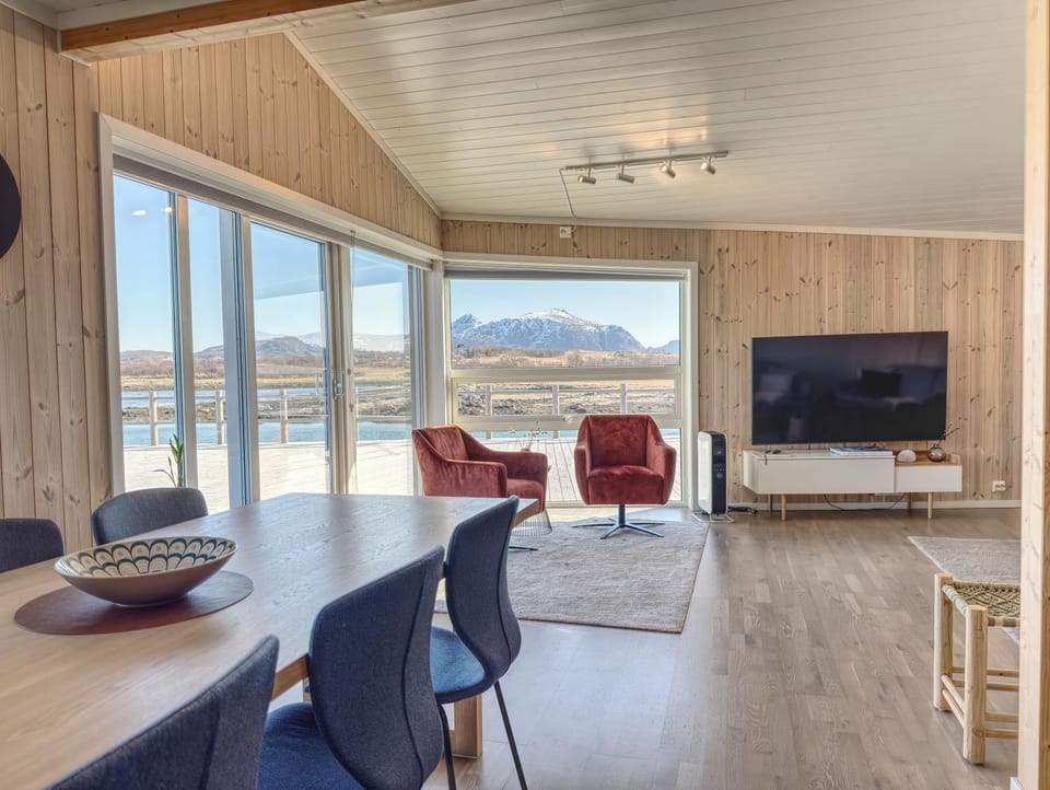 Day, Natural landscape, TV and multimedia, Living room, Seating area, Dining area, Mountain view, Sea view