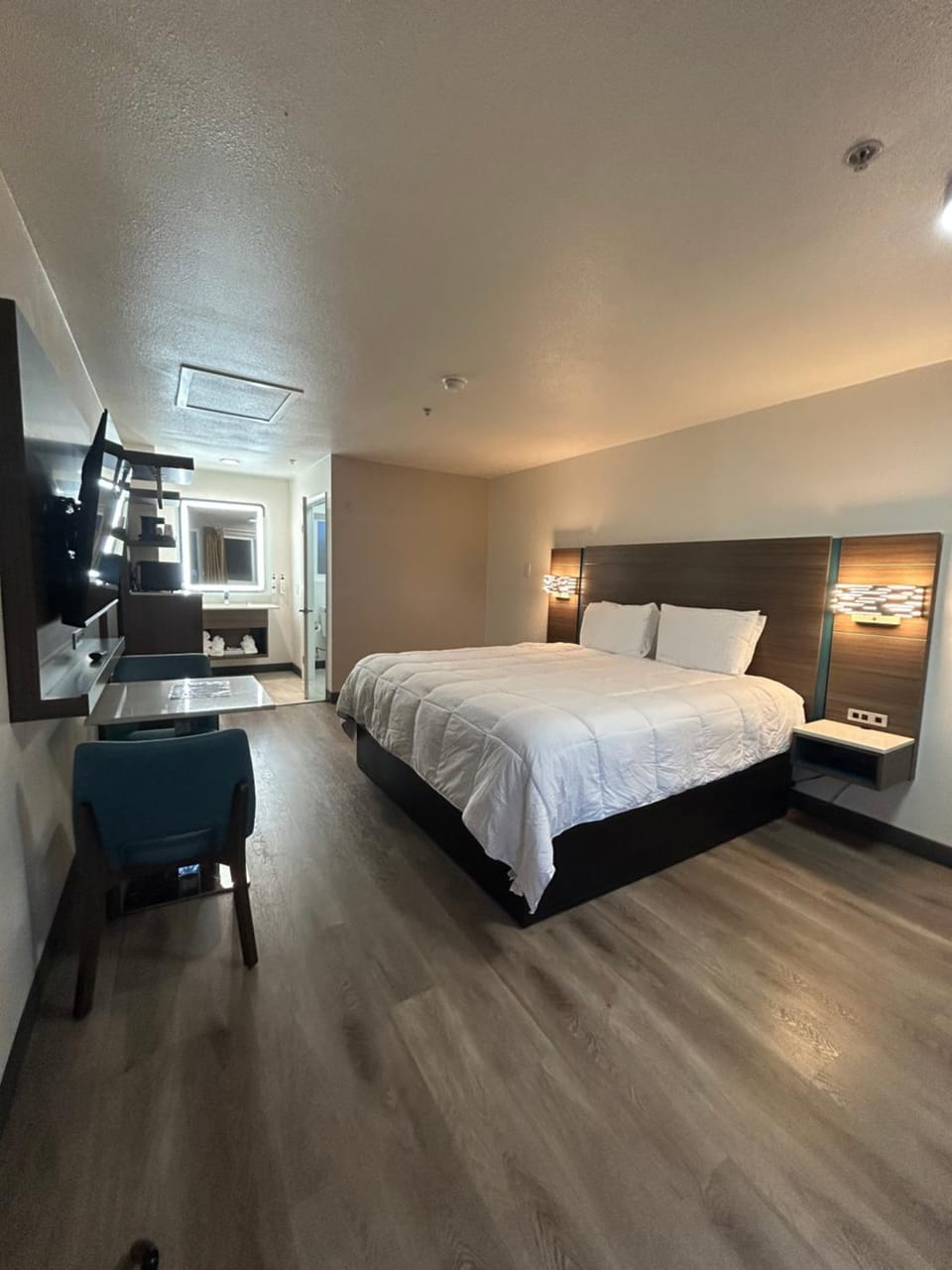 Bed, TV and multimedia, Photo of the whole room, Bedroom