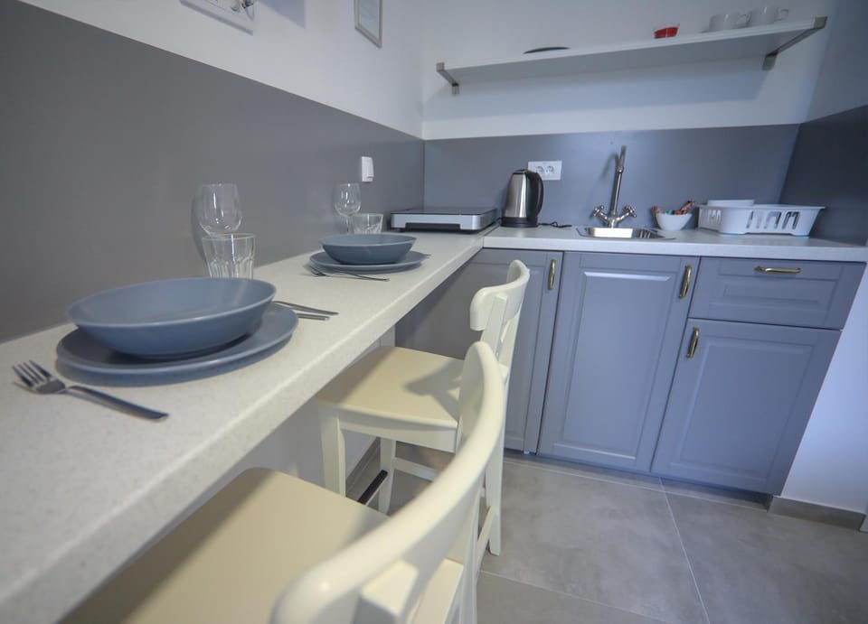 Coffee/tea facilities, Kitchen or kitchenette, Dining area