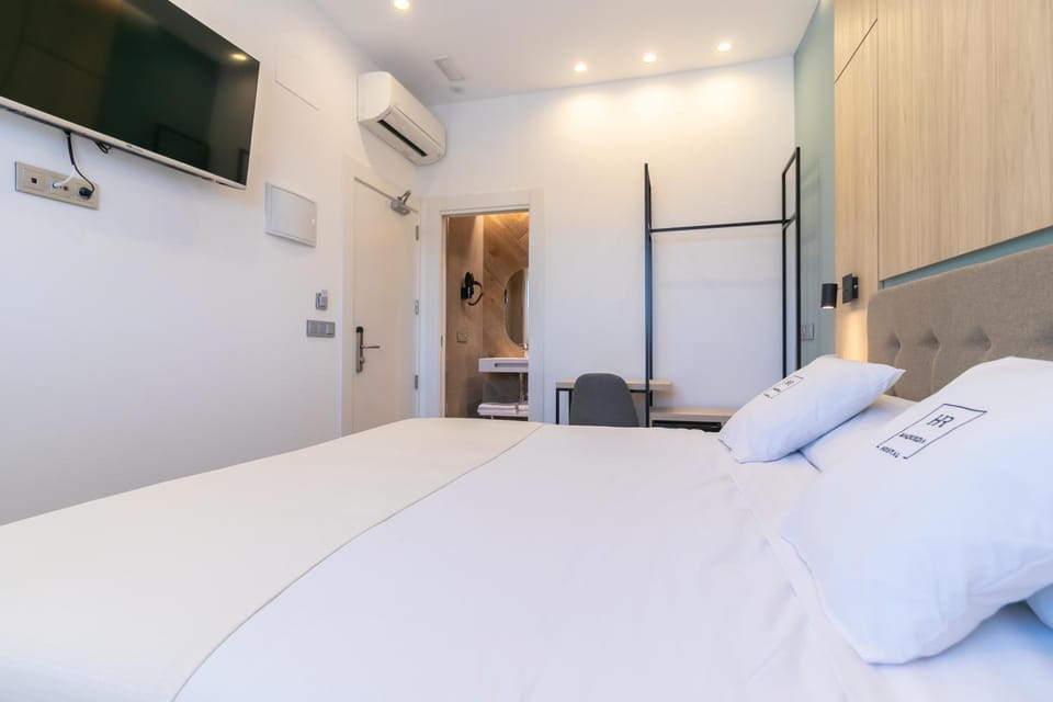 Bed, TV and multimedia, Photo of the whole room, Bedroom