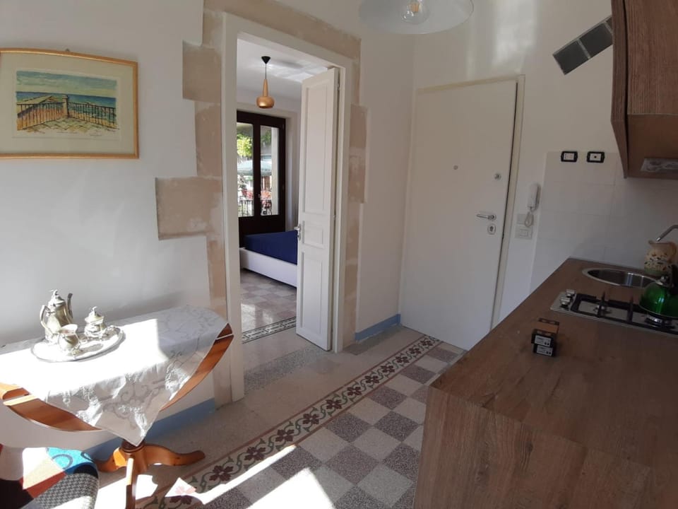 Kitchen or kitchenette, Living room, Seating area, Dining area, minibar, stove