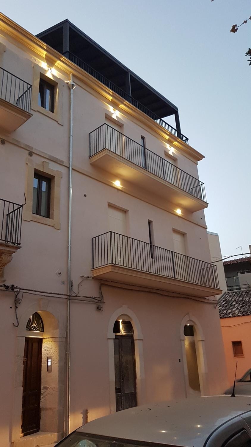 Property building, Day, Balcony/Terrace