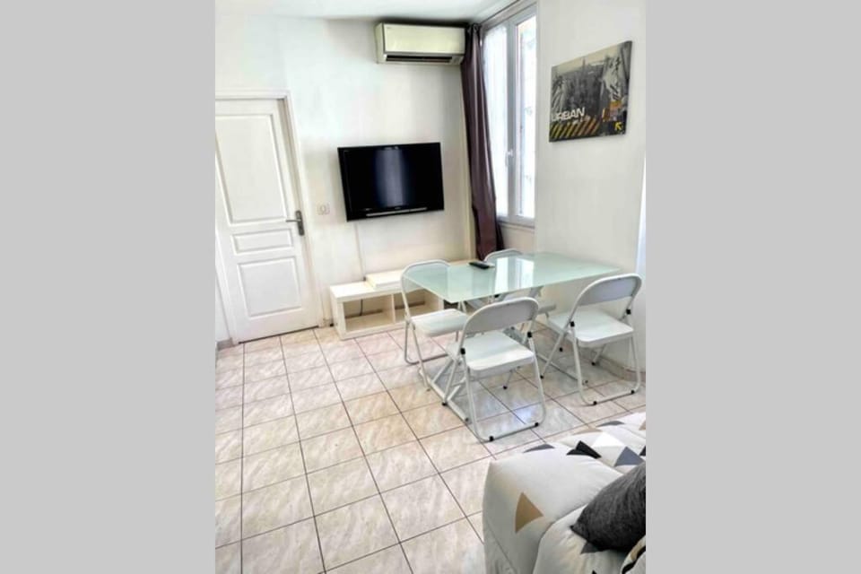 Communal lounge/ TV room, TV and multimedia, Living room, Dining area