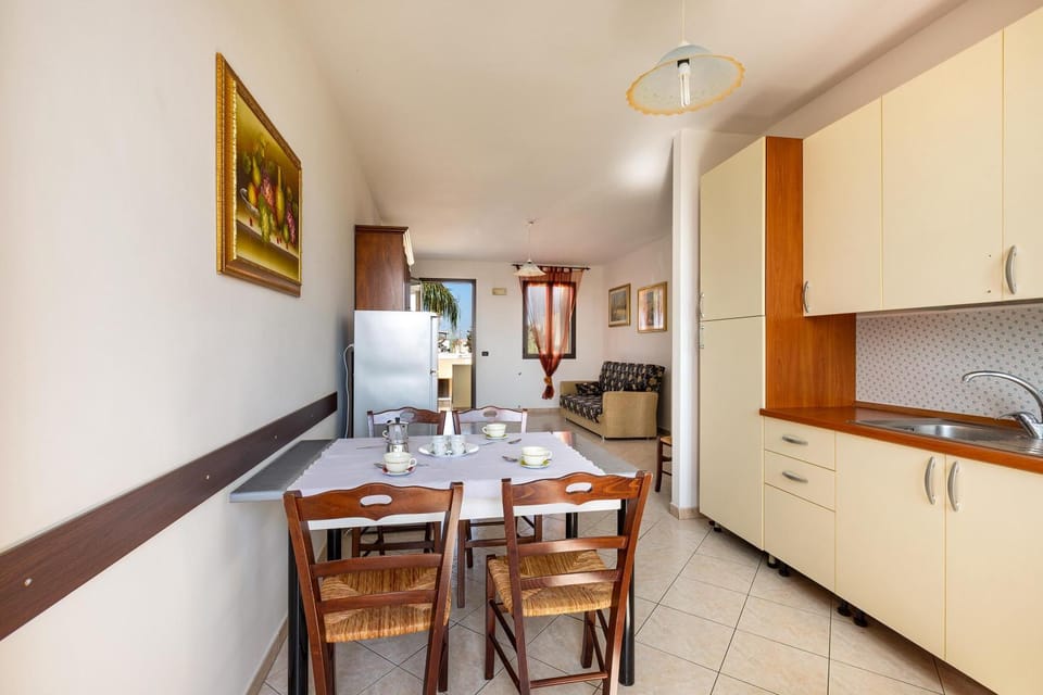 Kitchen or kitchenette, Dining area