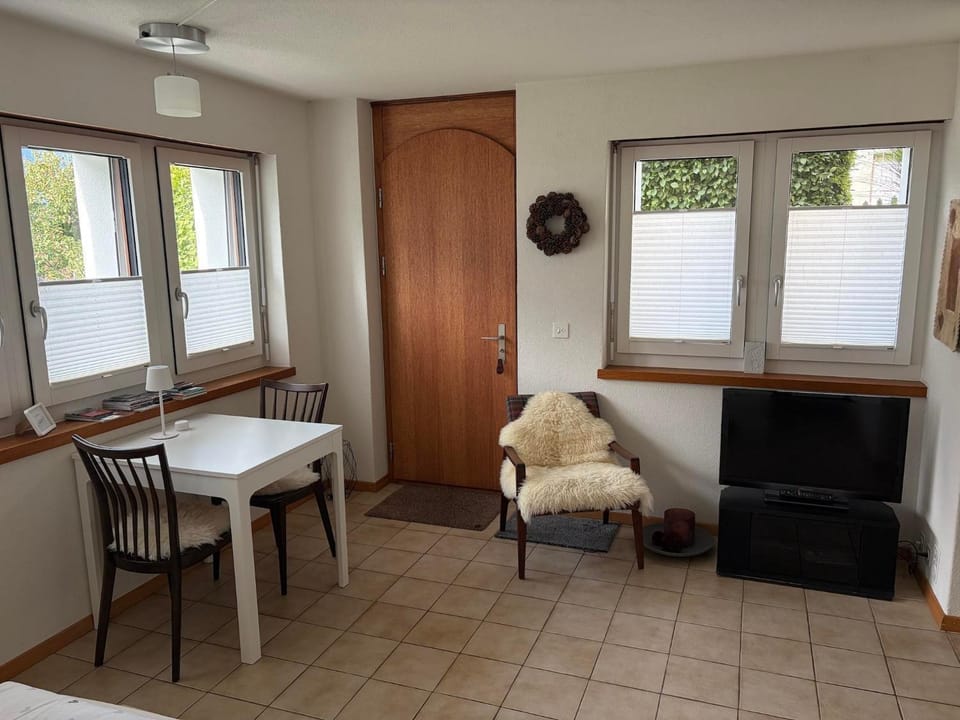 Facade/entrance, TV and multimedia, Dining area
