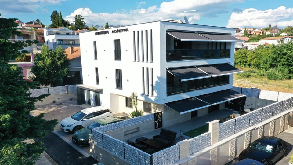 Property building, Facade/entrance, Off site